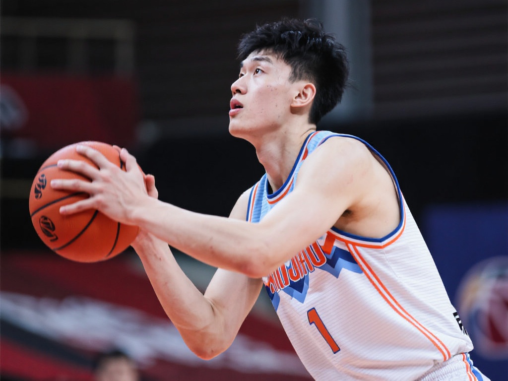 李泽洋冲刺脱颖而出，勇夺男子百米冠军荣耀